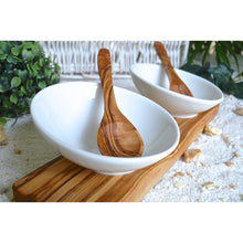 Charger l'image dans la galerie, Set de 2 bols à dips DESIGN en porcelaine avec 2 cuillères sur bois d'olivier
