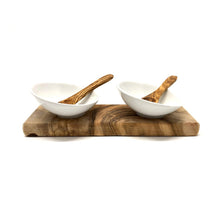 Charger l'image dans la galerie, Set de 2 bols à dips DESIGN en porcelaine avec 2 cuillères sur bois d'olivier
