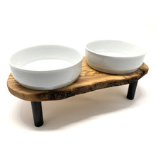 Charger l'image dans la galerie, Station d'alimentation RUSTY PLUS (bol en porcelaine de 2 x 1,5 litre) "soulevée" pour l'alimentation et l'eau
